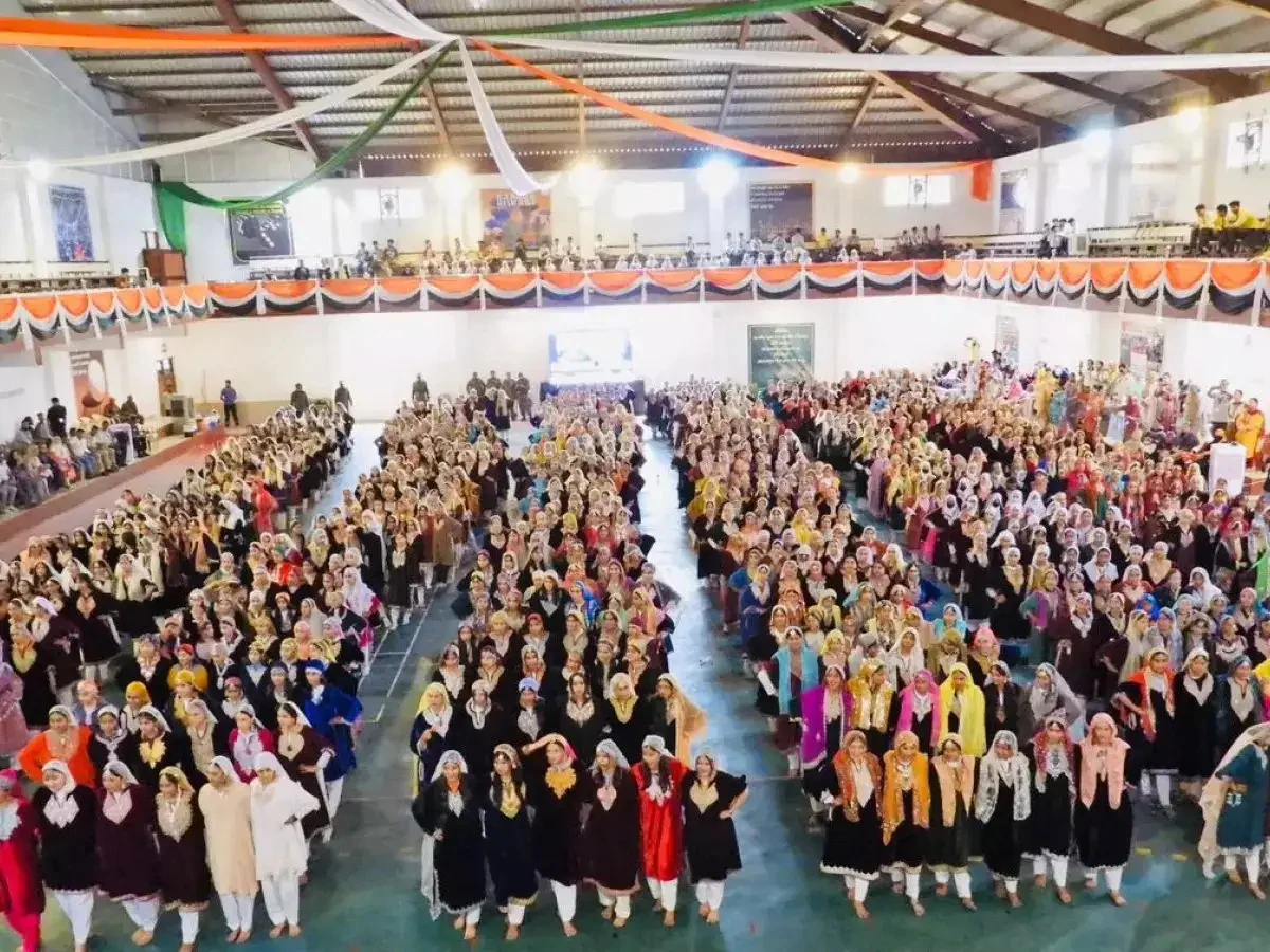 Largest Kashmiri Folk Dance: 10,000 Women Rouf Performance